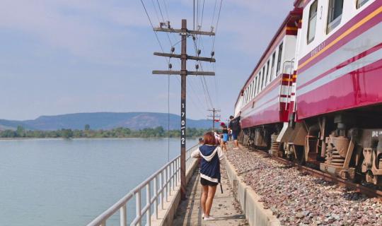 Cover how to นั่งรถไฟยังไงให้ได้บรรยากาศเรือ นั่งรถไฟไปกลางเขื่อนป่าสักชลส...