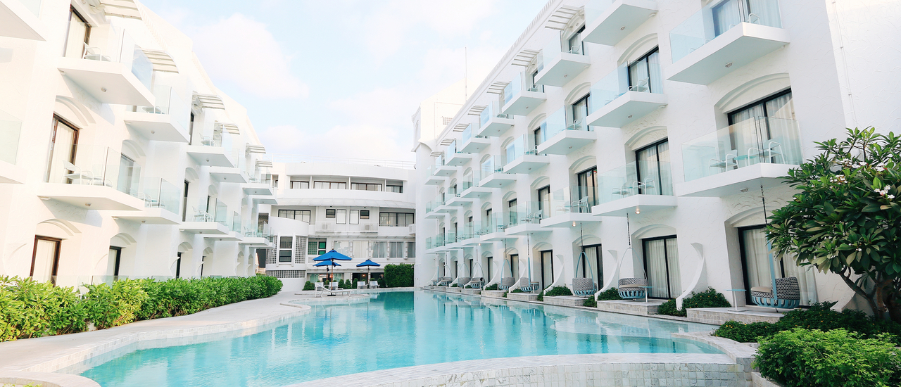 cover Kram Pattaya - คราม พัทยา โรงแรม "พัทยา" โทนสีขาว-ฟ้า นึกว่าอยู่ซานโตรินี 🩵🤍