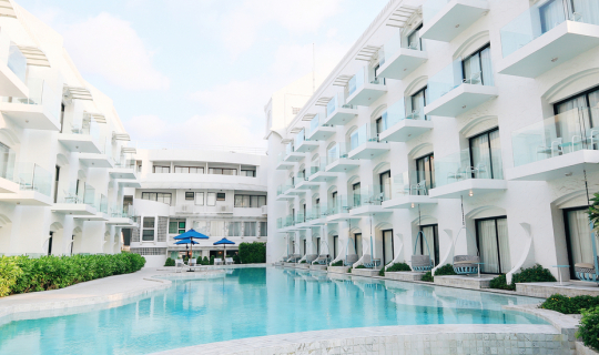 Cover Kram Pattaya - คราม พัทยา โรงแรม "พัทยา" โทนสีขาว-ฟ้า นึกว่าอยู่ซานโ...