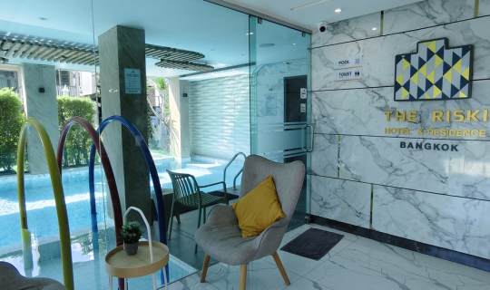 Cover พักผ่อนสบายกลางกรุง   Riski Hotel @ Bangphlat ที่พักเรียบง่าย ใกล้ M...