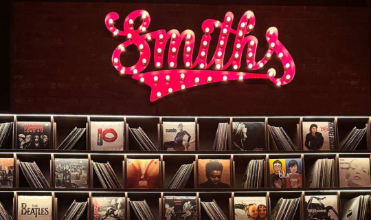 Cover The Smiths Bar BKK  บาร์วินเทจแสนอบอุ่น...