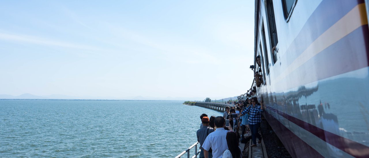 cover "รถไฟลอยน้ำ"กับเส้นทางที่รถไฟเท่านั้นที่จะพาคุณไปได้