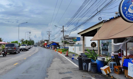 Cover ตี๋น้อยริมเล @ ถนนอารีราษฎร์ ซอย 3 ตำบลปากน้ำ อำเภอเมืองระยอง จังหวั...