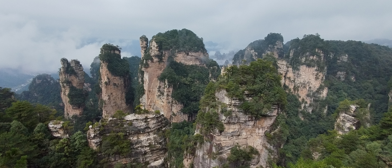 cover รีวิวแพลนเที่ยวและการเดินทางไปอุทยานจางเจียเจี้ยด้วยตัวเอง นั่งรถบัสจากฉางซาไปเมืองหวู่หลิงหยวนเพื่อเที่ยวหุบเขาอวตาร