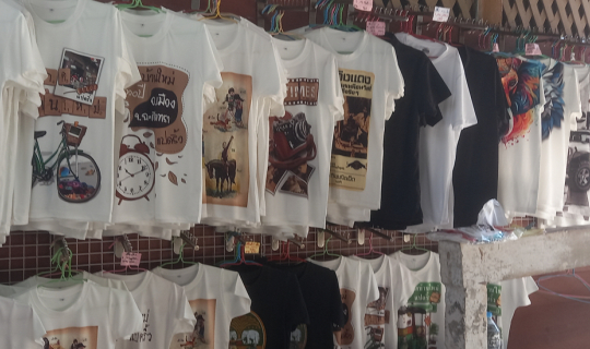 Cover "ตลาดบ้านใหม่" จัดให้ จะเลือกอิ่ม หรือเลือกช้อป...