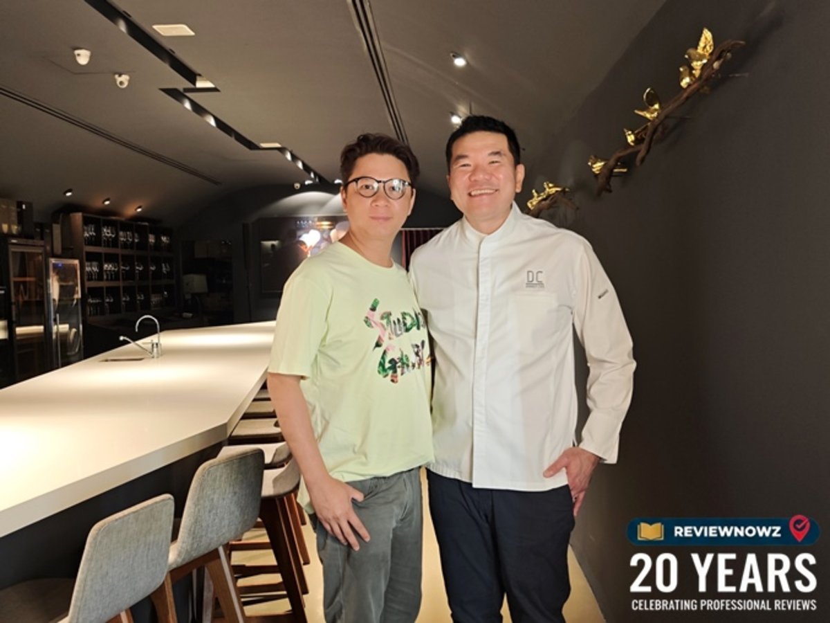 โด้ REVIEWNOWZ ถ่ายภาพร่วมกับเชฟดาเรน ชิน