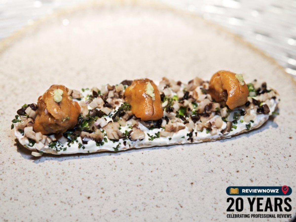 แป้งลาวาซบางกรอบท็อปด้วยอูนิและเห็ดชิตาเกะรมควัน