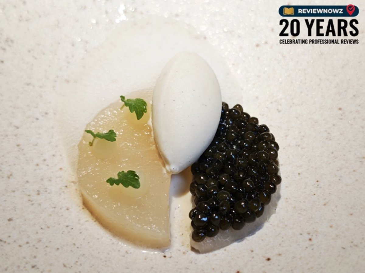 ลูกแพร์ตุ๋นจินบุษบาทานคู่กับคาเวียร์และไอศกรีมกระวาน