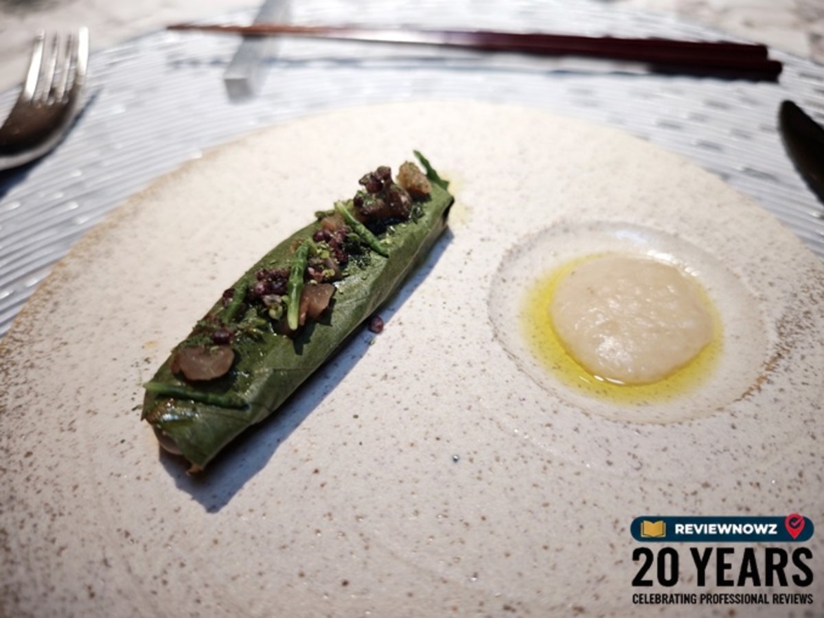 หอยนางรมยูเมะย่างห่อกิมจิใบงาและซอสโคจิ