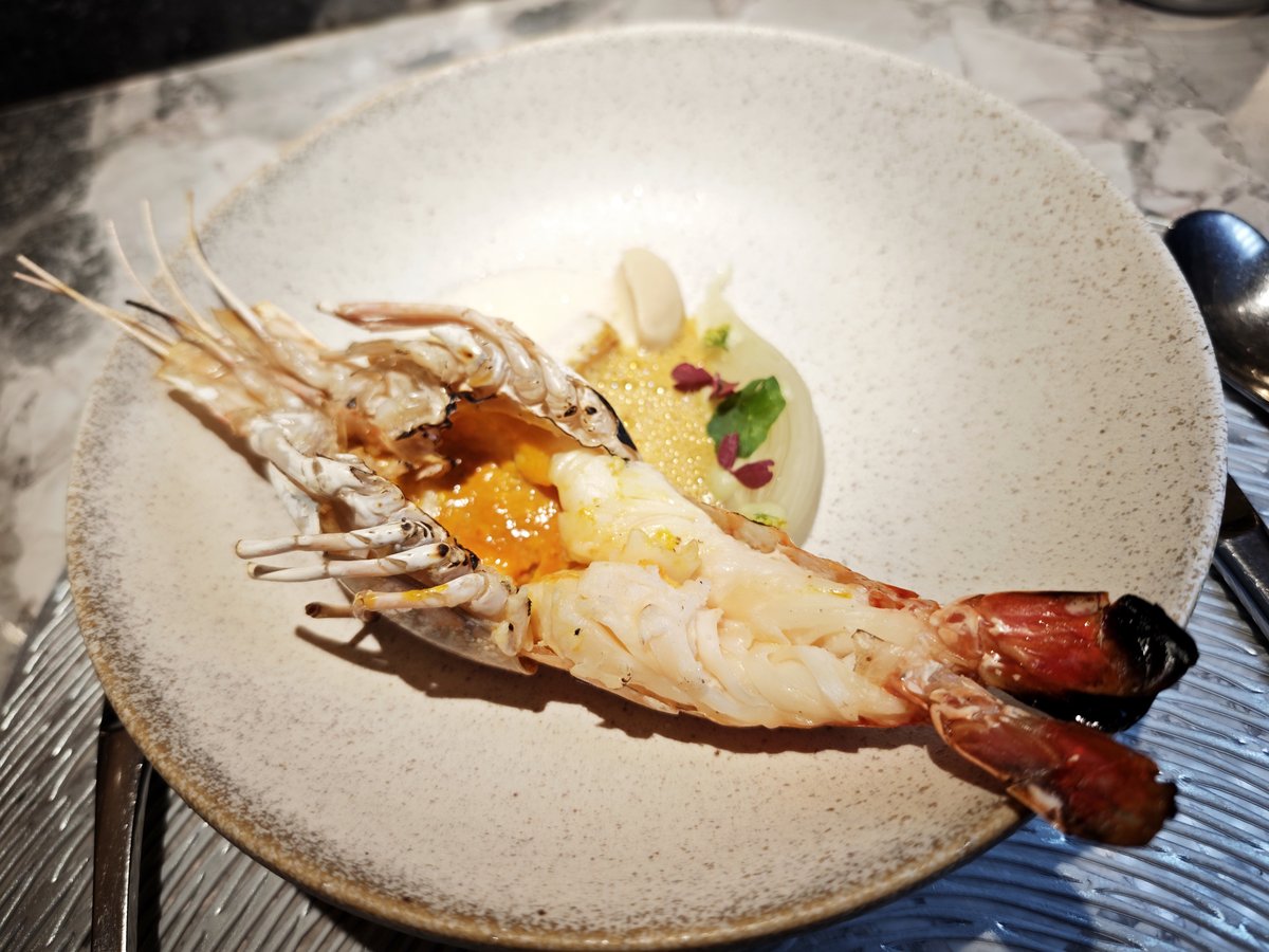 กุ้งแม่น้ำสงขลาย่างเสิร์ฟพร้อมซอสแกงเหลืองรสละมุน