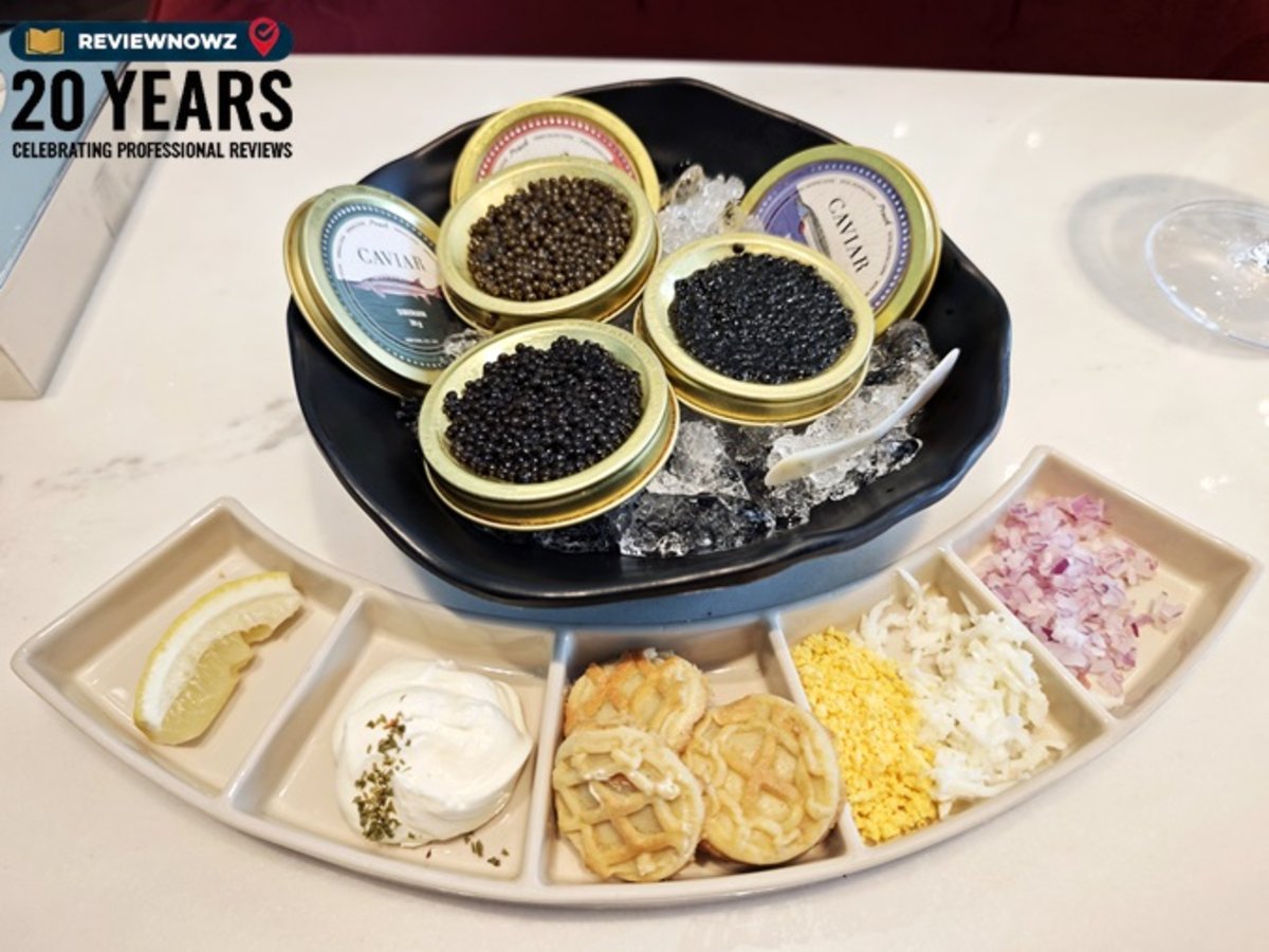 ชุดเซ็ตคาร์เวียร์ 3 สายพันธุ์ที่ Pruek Food Gourmet เสิร์ฟในติน 3 สี (ฟ้า แดง เขียว) บนชามน้ำแข็ง พร้อมเครื่องเคียงมาตรฐาน เลมอน ครีมเปรี้ยว บลินี ไข่สับ และหอมแดงสับ