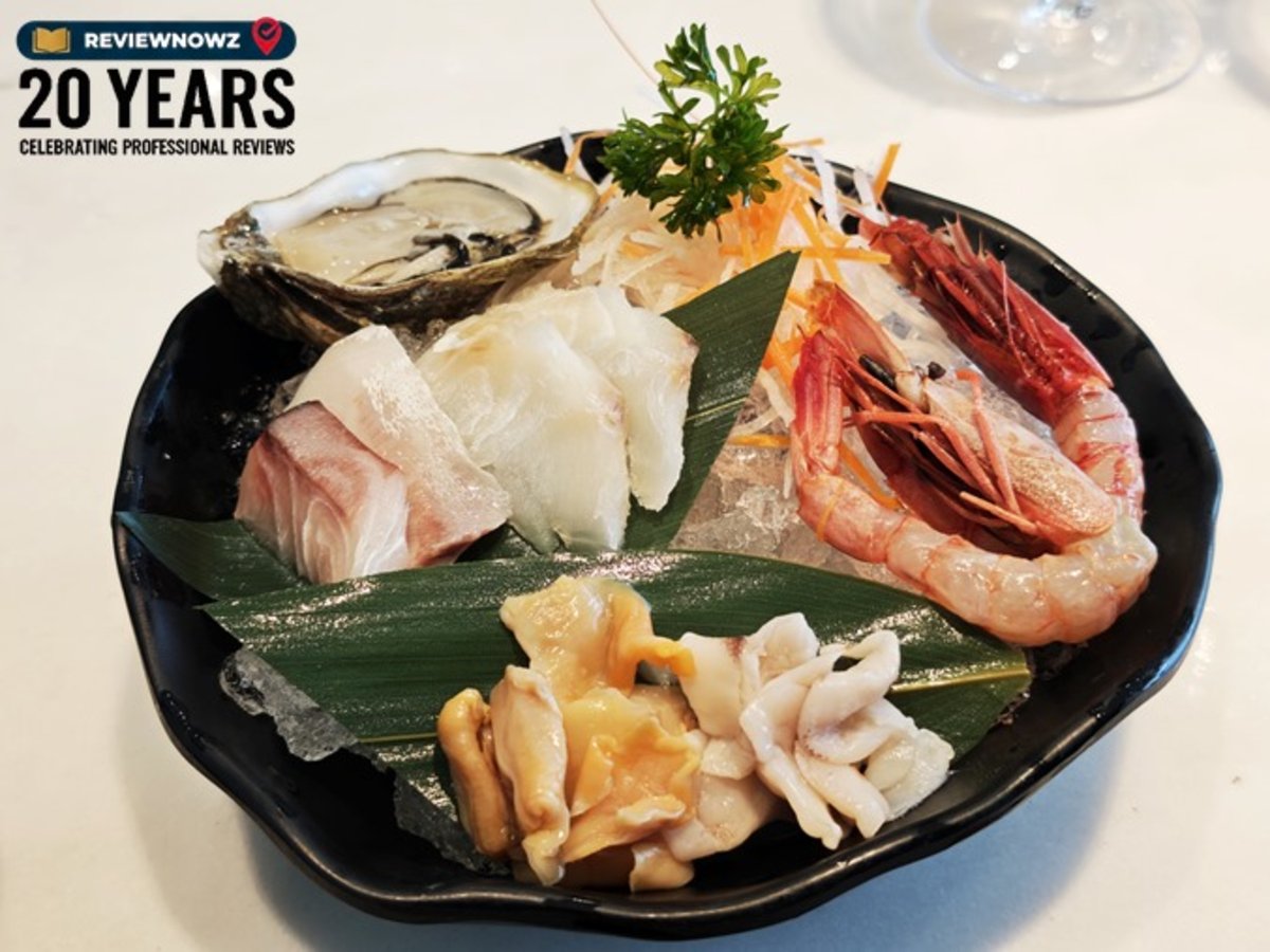 จานรวมซาชิมิพรีเมียมที่ Pruek Food Gourmet ประกอบด้วย กุ้งหวาน Budo Ebi, หอยแครงญี่ปุ่น Akagai, หอยปีกนกสด Hokkigai, หอยนางรม Oyster และเนื้อปลา Madai กับ Shima Aji จัดวางบนน้ำแข็ง