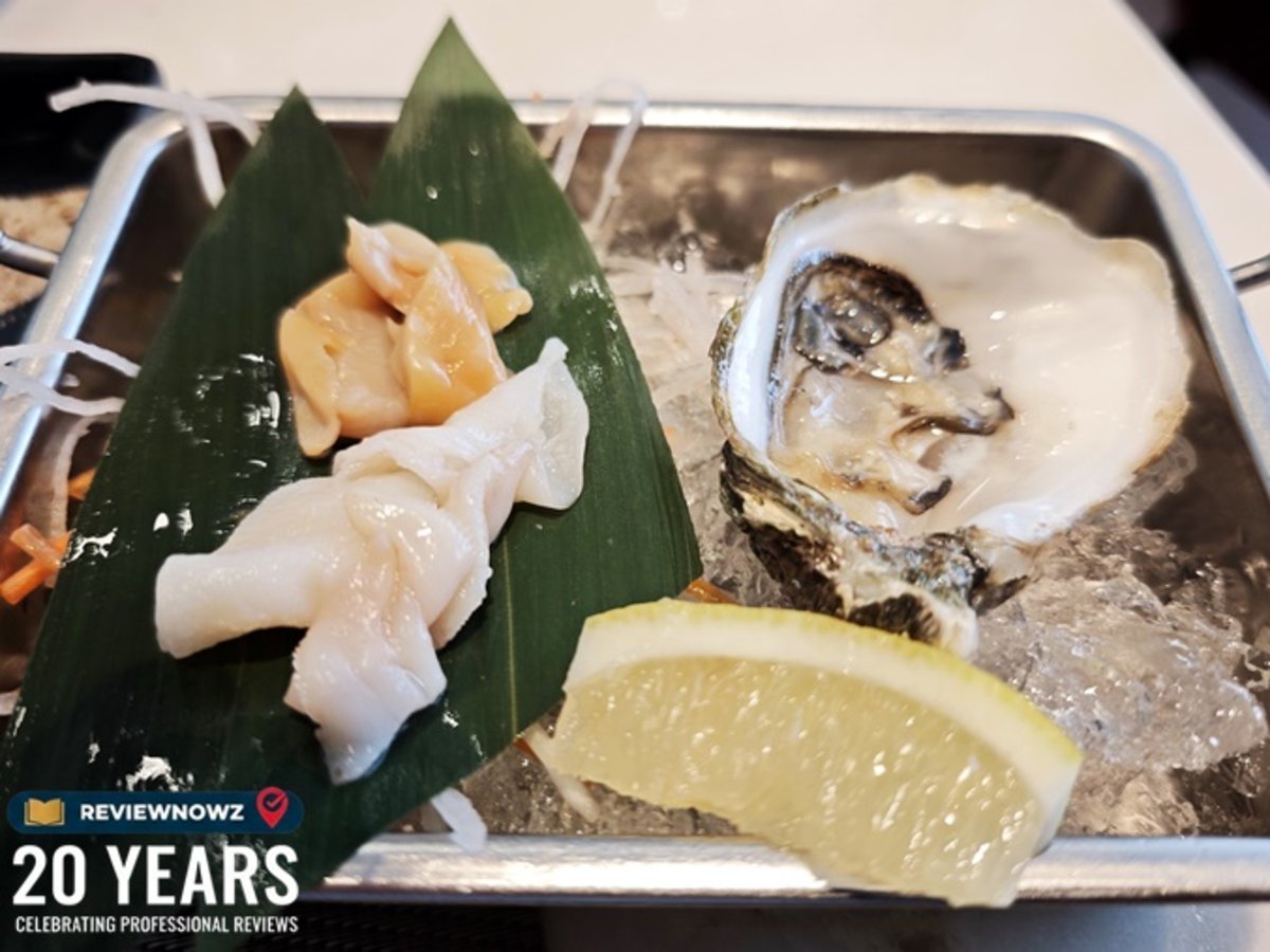 เมนูหอยพรีเมียมที่ Pruek Food Gourmet ประกอบด้วยหอยแครงญี่ปุ่น Akagai หอยปีกนกสด Raw Hokkigai และหอยนางรมสด Oyster เสิร์ฟบนถาดน้ำแข็งคู่กับเลมอน