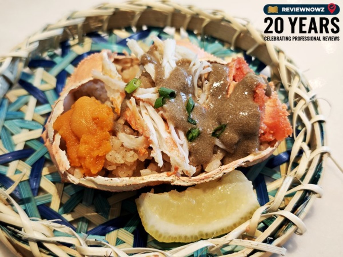 Zuwaigani Shell Rice ที่ Pruek Food Gourmet ข้าวหน้าปูเสิร์ฟในกระดองปู ท็อปด้วยเนื้อปูฉีก คานิมิโซะ และอูนิ เสิร์ฟพร้อมเลมอนในตะกร้าสาน