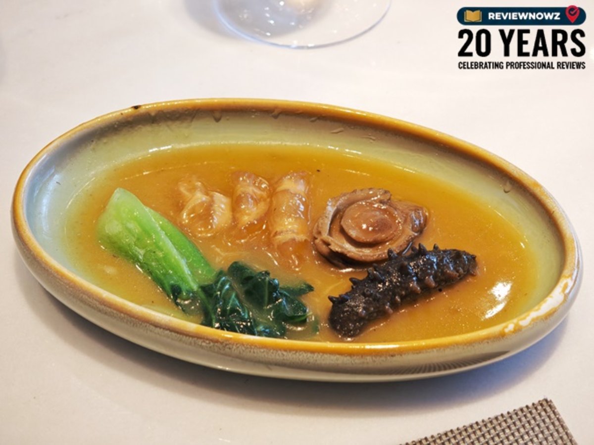 เมนู Royal Broth ที่ Pruek Food Gourmet ประกอบด้วยหอยเป๋าฮื้อตัวโต ปลิงทะเล กระเพาะปลาสด และผักกาดเขียว ในน้ำซุปน้ำแดงรสชาติเข้มข้น