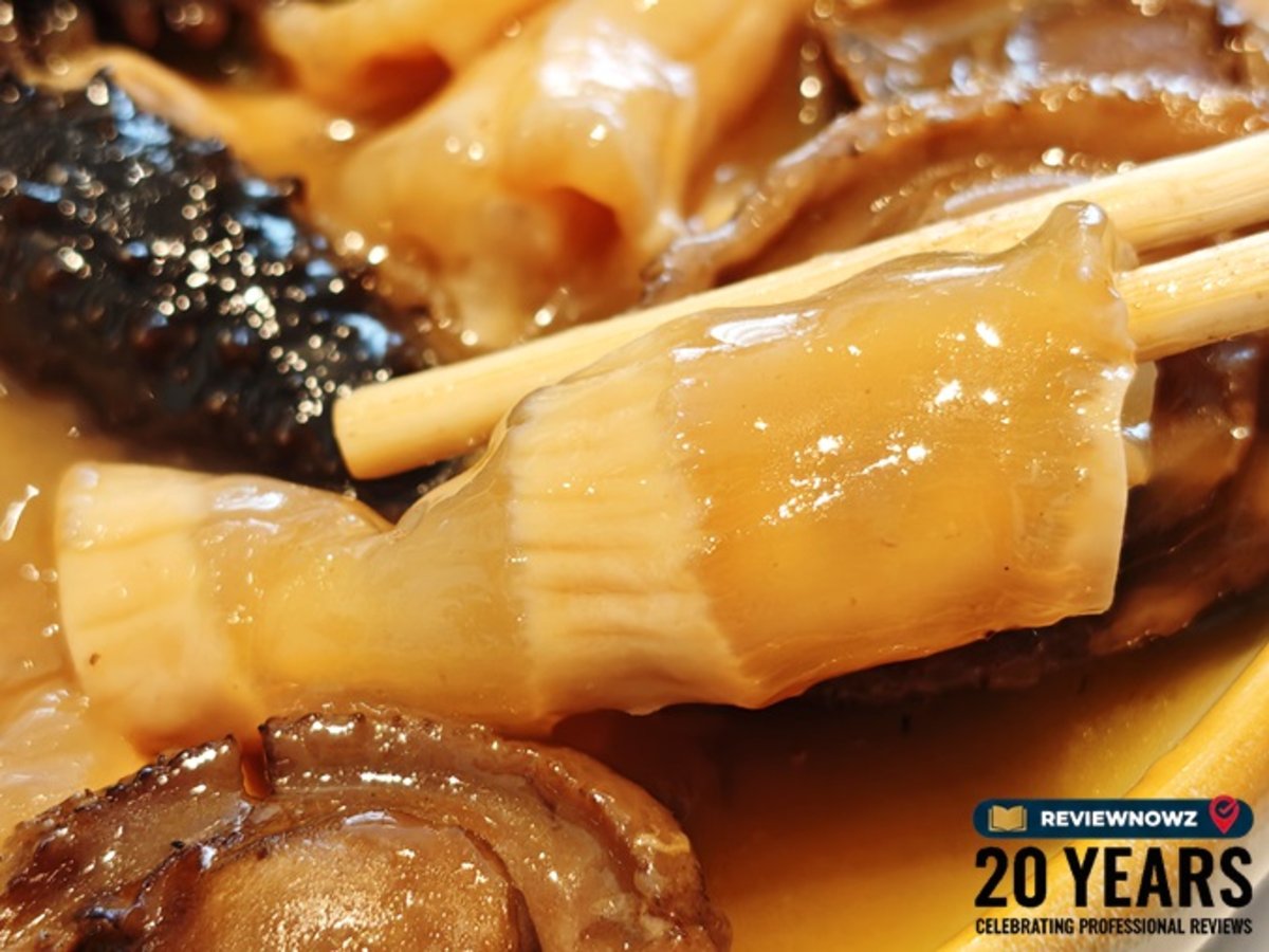 ภาพโคลสอัพกระเพาะปลาสด (Fresh Fish Maw) แสดงลักษณะกล้ามเนื้อที่เป็นลายปล้องธรรมชาติ เนื้อใสสีเหลืองนวลทอประกายพรีเมียมในซุปน้ำแดง