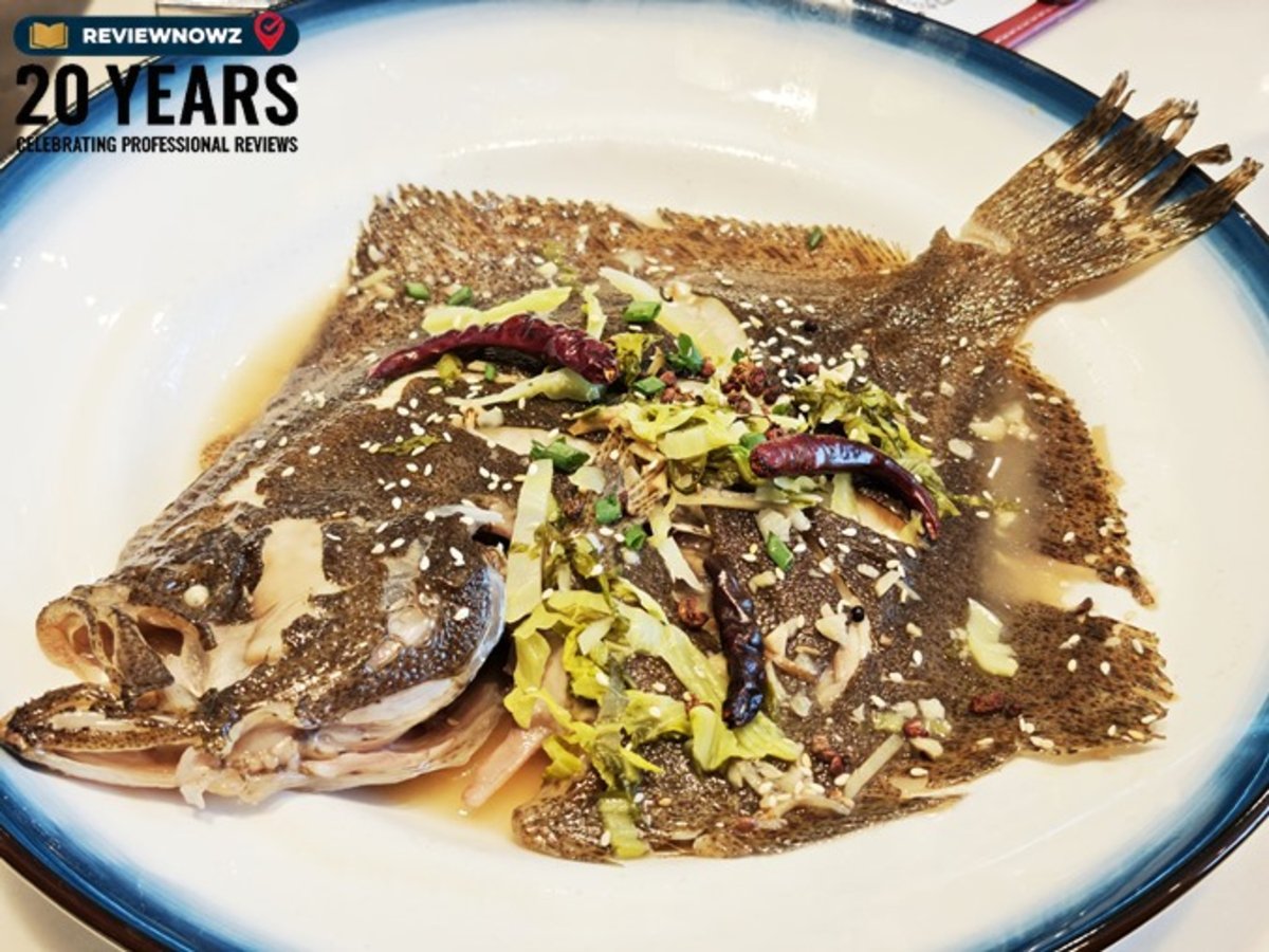 เมนู Sichuan Hot & Sour Turbot ที่ Pruek Food Gourmet ปลาเทอร์บอทนึ่งทั้งตัวราดซอสสไตล์เสฉวน โรยหน้าด้วยพริกแห้ง ผักกาดดอง และงาขาว