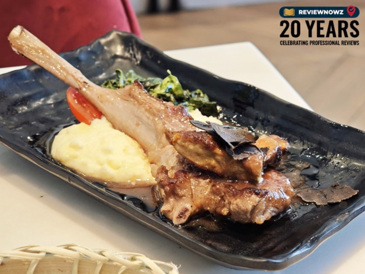 เมนู Lamb Rossini ที่ Pruek Food Gourmet ซี่โครงแกะย่างท็อปด้วยตับห่านชิ้นใหญ่และทรัฟเฟิลสด เสิร์ฟพร้อมมันบดและผักเคียงในจานสีดำ