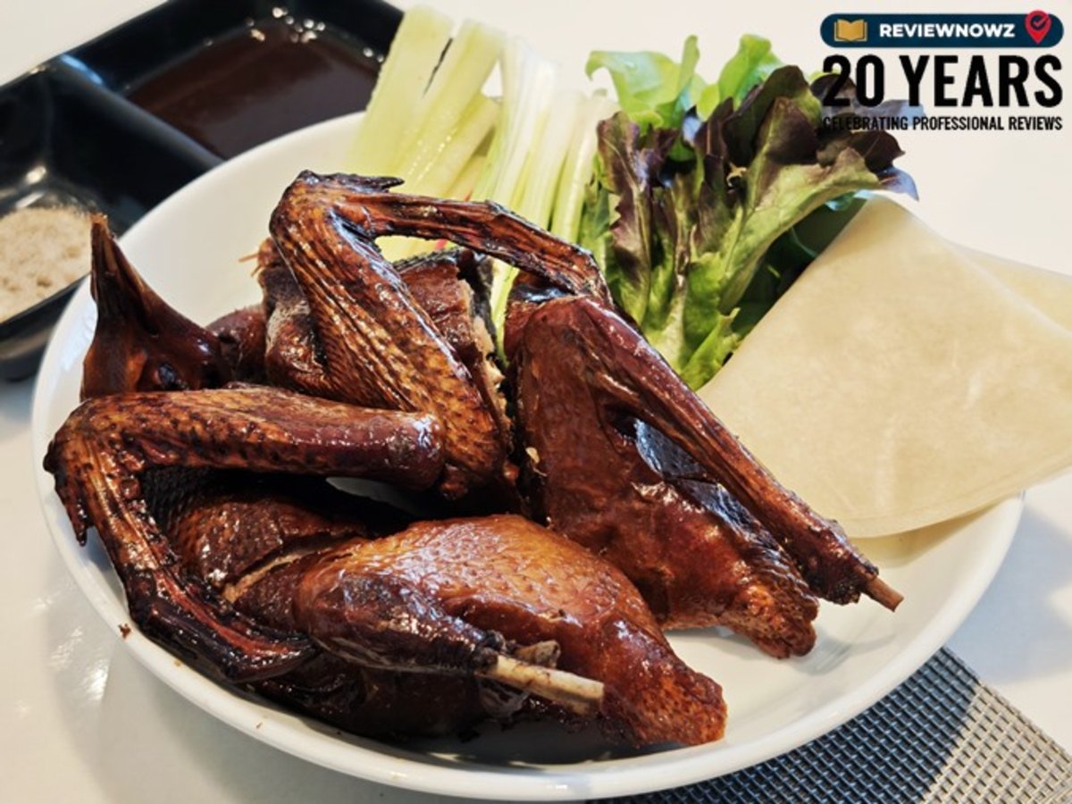 เมนู Peking Pigeon Wraps ที่ Pruek Food Gourmet นกพิราบย่างหนังกรอบสีน้ำตาลทองตัวใหญ่ เสิร์ฟพร้อมแผ่นแป้ง ผักเคียง และน้ำจิ้มสไตล์เป็ดปักกิ่ง