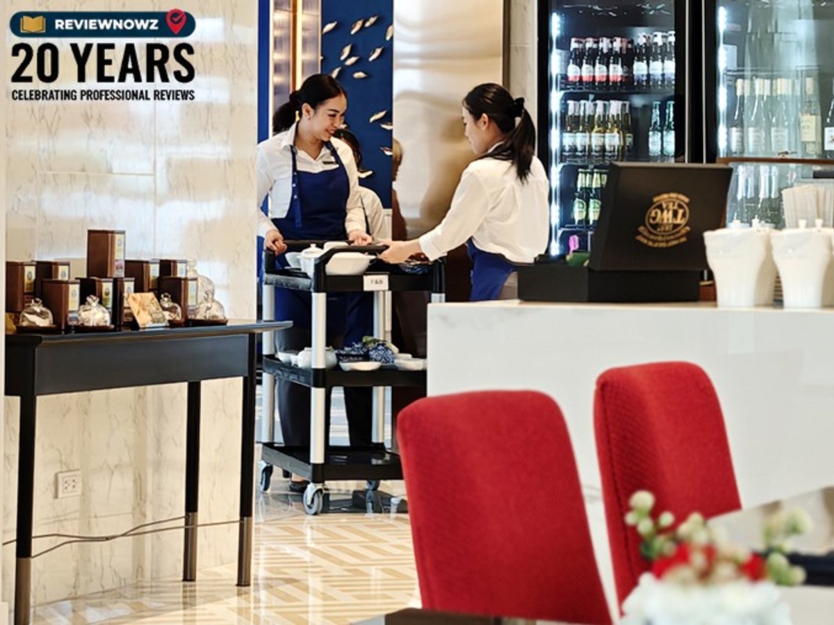 พนักงานโรงแรม Radisson Chateau de Bangkok บริการเสิร์ฟอาหารจากครัว Chateau Botanic มายัง Larder & Lounge