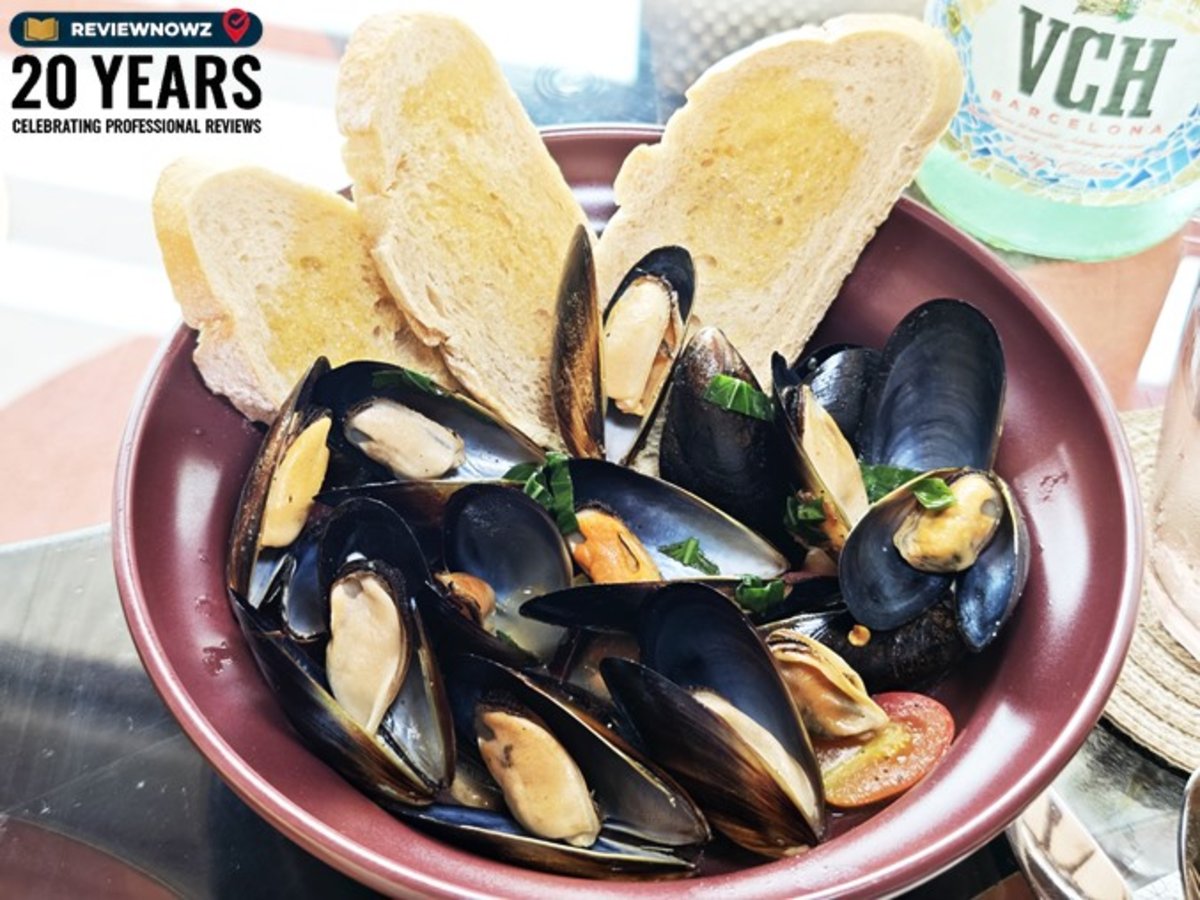 เมนูหอยแมลงภู่อบไวน์ขาว Mussels White Wine เสิร์ฟพร้อมขนมปังกรอบ ห้องอาหารคลับรูบี้ Club Ruby โรงแรมไอเดน สุรวงศ์ Aiden Surawong รีวิวโดย ReviewNowz