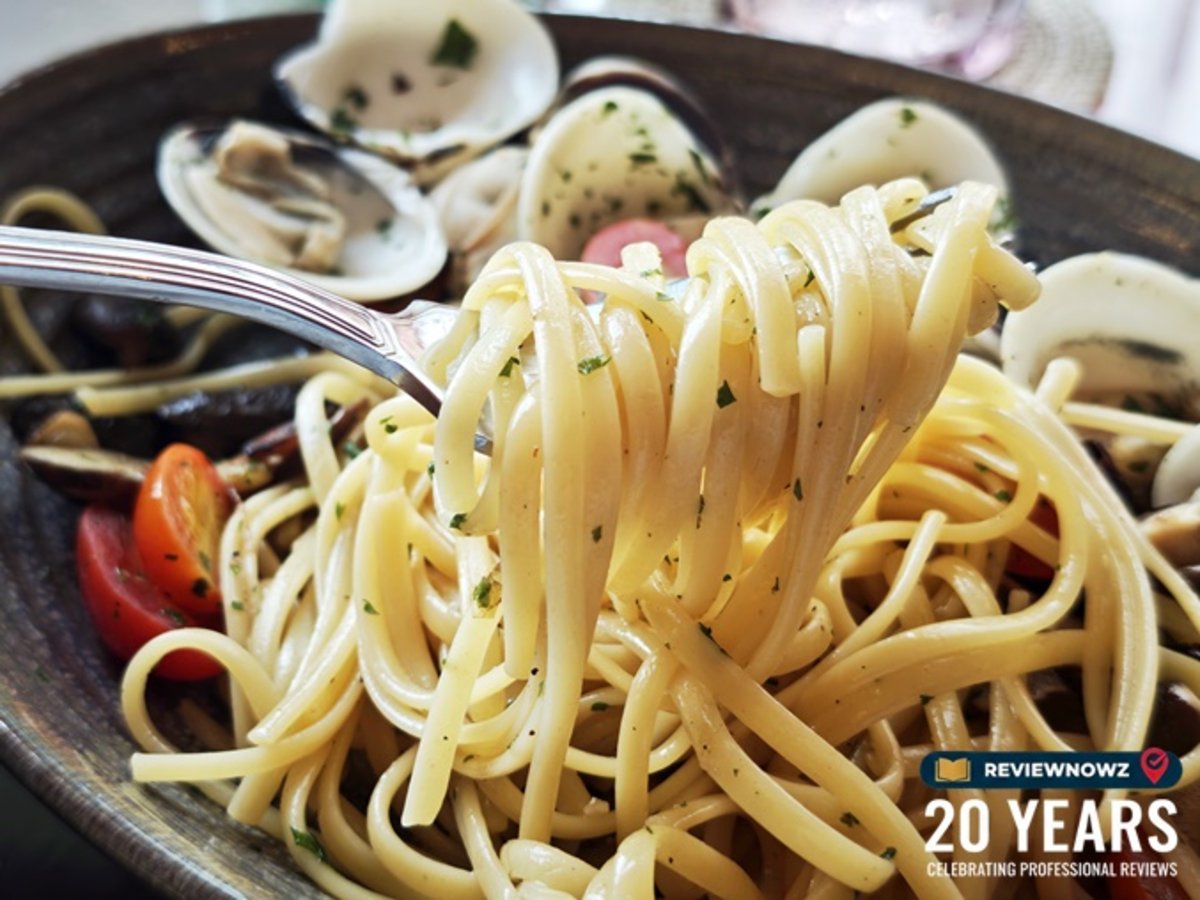 ลักษณะเส้นสปาเก็ตตี้ตักพร้อมหอยลายและมะเขือเทศสด เมนู Spaghetti Vongole ร้าน Club Ruby ถนนสุรวงศ์ โดยเว็บไซต์ ReviewNowz
