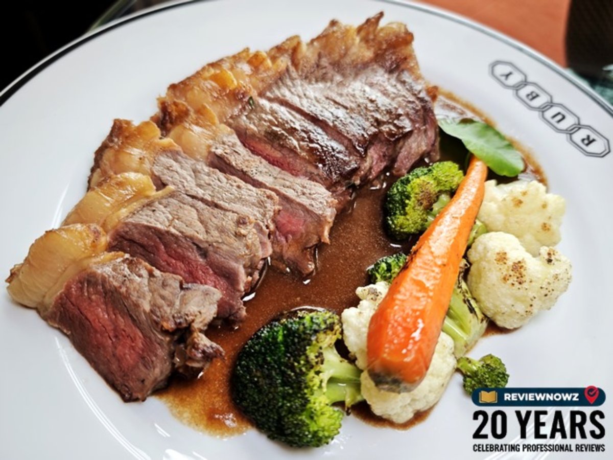 เมนูสเต็กเนื้อสันนอก Striploin Steak ราดซอสเรดไวน์จูสเสิร์ฟพร้อมบล็อคโคลี่และแครอท ห้องอาหาร คลับรูบี้ Club Ruby โรงแรมไอเดน สุรวงศ์ Aiden Surawong รีวิวโดย ReviewNowz