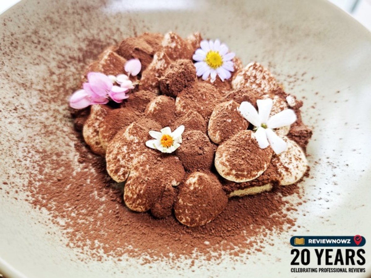เมนูขนมหวานทีรามิสุ Tiramisu ตกแต่งด้วยดอกไม้สดและผงโกโก้ ห้องอาหาร คลับรูบี้ Club Ruby โรงแรมไอเดน สุรวงศ์ Aiden Surawong รีวิวโดย ReviewNowz