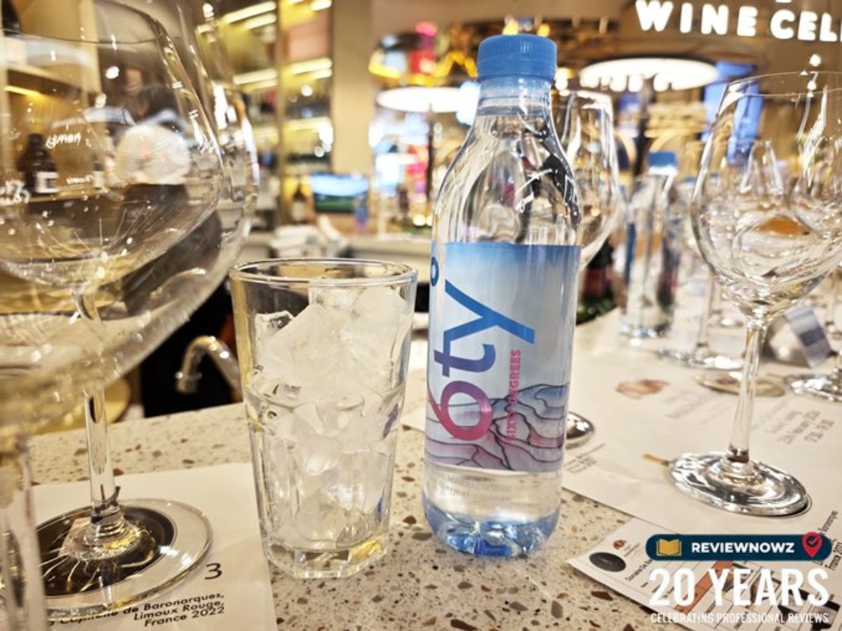 ขวดน้ำแร่ธรรมชาติพรีเมียมยี่ห้อ 6ty° Sixty Degrees วางคู่กับแก้วใส่น้ำแข็งและแก้วไวน์บนเคาน์เตอร์บาร์ในงานไวน์เทสติ้ง Tops Central Park รีวิวโดย ReviewNowz