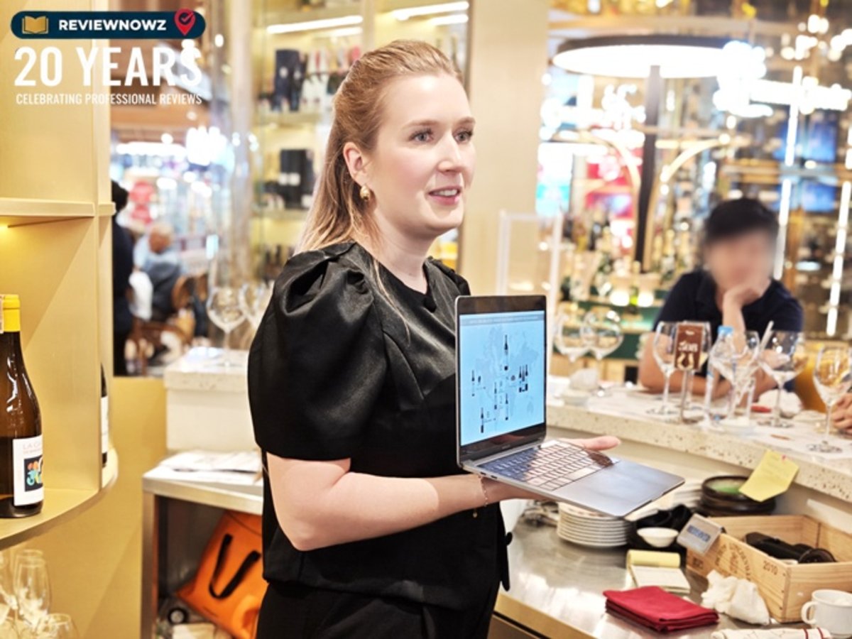 ณ Perrine Shaeffer ตำแหน่ง Export Manager ของ Domaine de Baronarques ถือแล็ปท็อปบรรยายข้อมูลไวน์อย่างเป็นกันเองในงานเทสติ้ง ณ Tops Central Park รีวิวโดย ReviewNowz