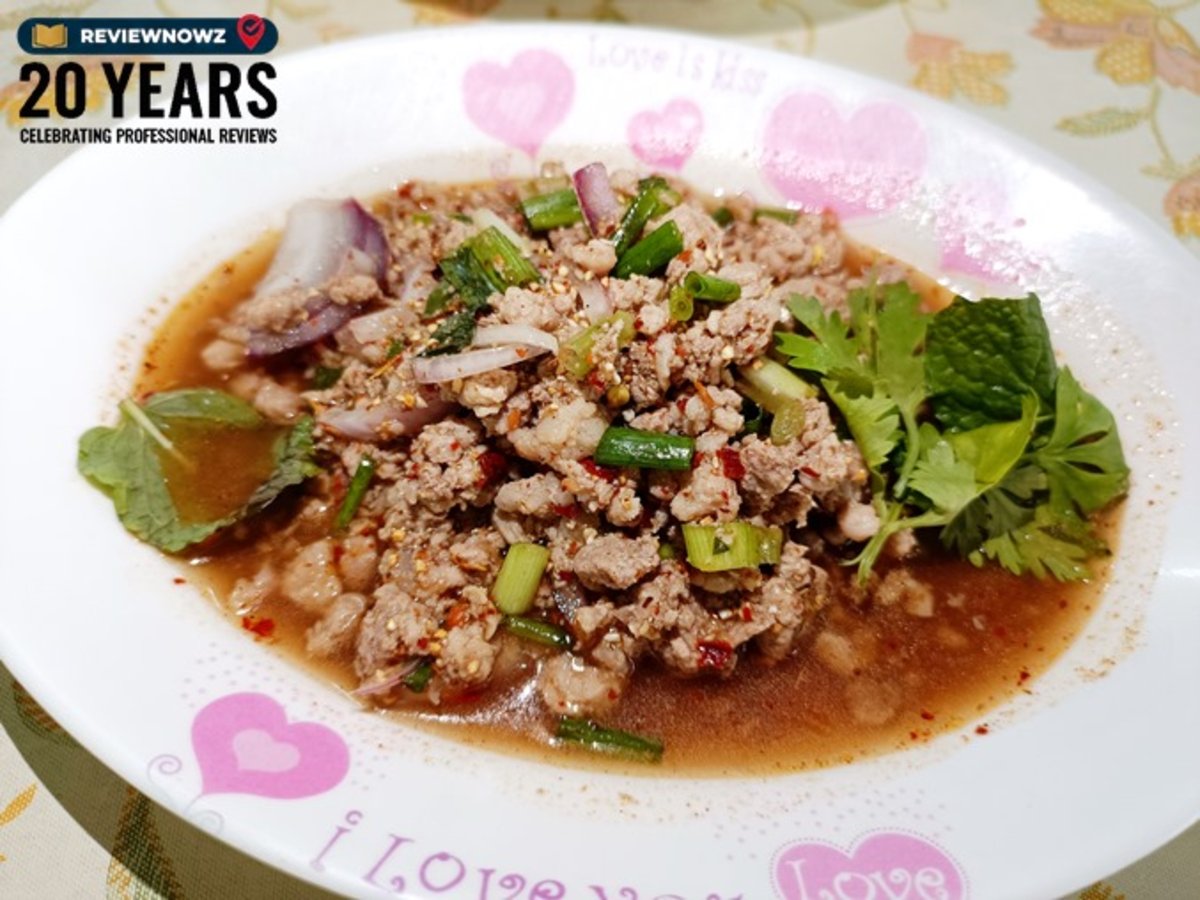 ลาบหมูสับหยาบติดมันปรุงครบรสถึงเครื่องสมุนไพรพริกป่นข้าวคั่วของร้าน บังอรไก่ย่าง บางขุนนนท์