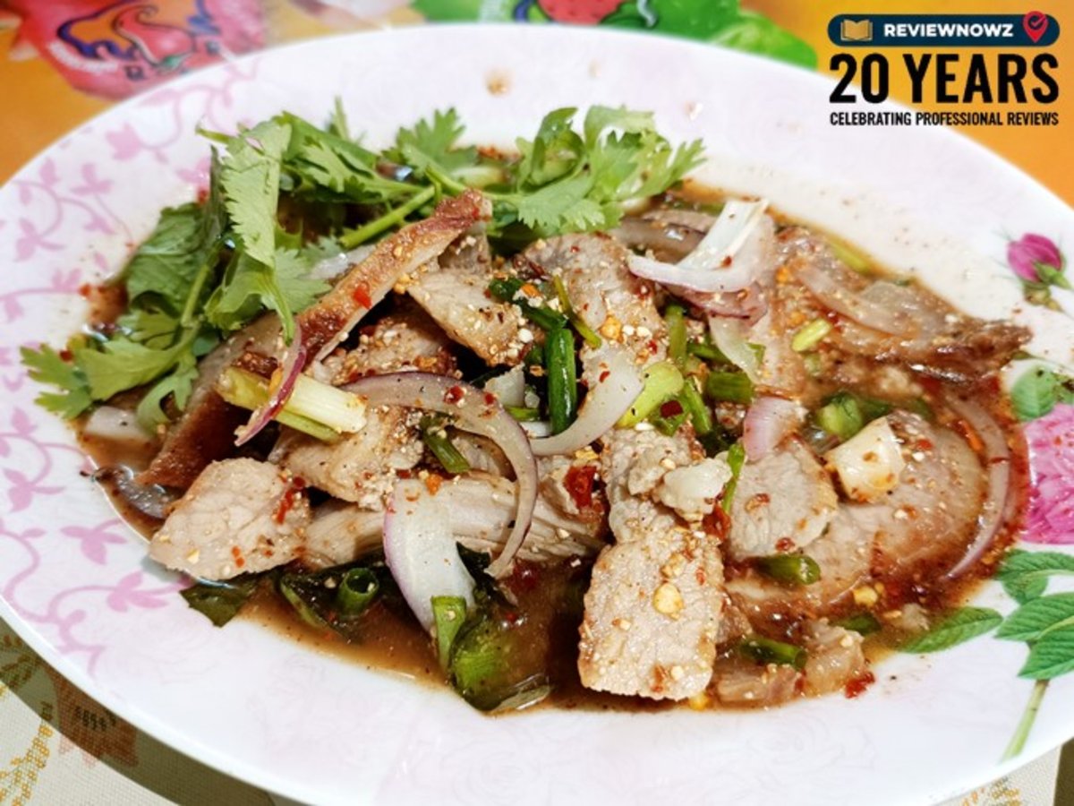 น้ำตกหมูชิ้นโตติดมันเล็กน้อยปรุงครบรสของร้าน บังอรไก่ย่าง บางขุนนนท์
