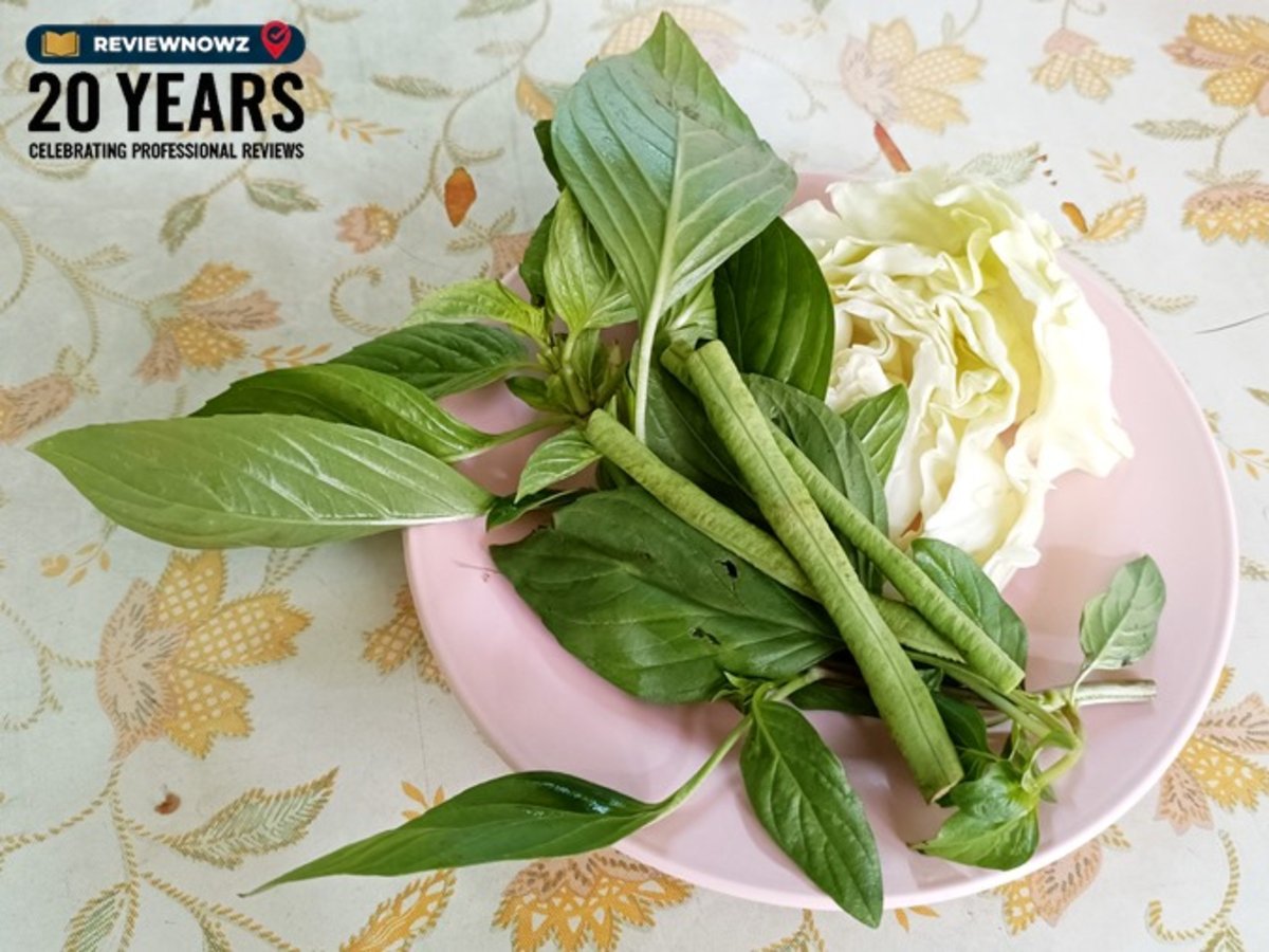 ผักเคียงสดสะอาดฟรี มีใบโหระพา ถั่วฝักยาว และกะหล่ำปลีของร้าน บังอรไก่ย่าง บางขุนนนท์