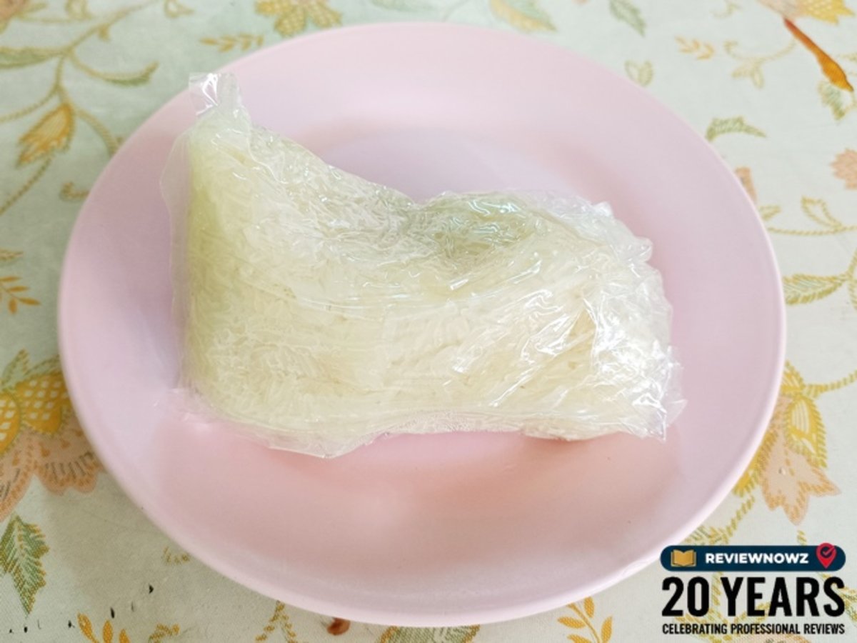 ข้าวเหนียวนึ่งร้อนๆ เหนียวนุ่มคุณภาพดีบรรจุในถุงพลาสติก  ราคา 10 บาทของร้าน บังอรไก่ย่าง บางขุนนนท์