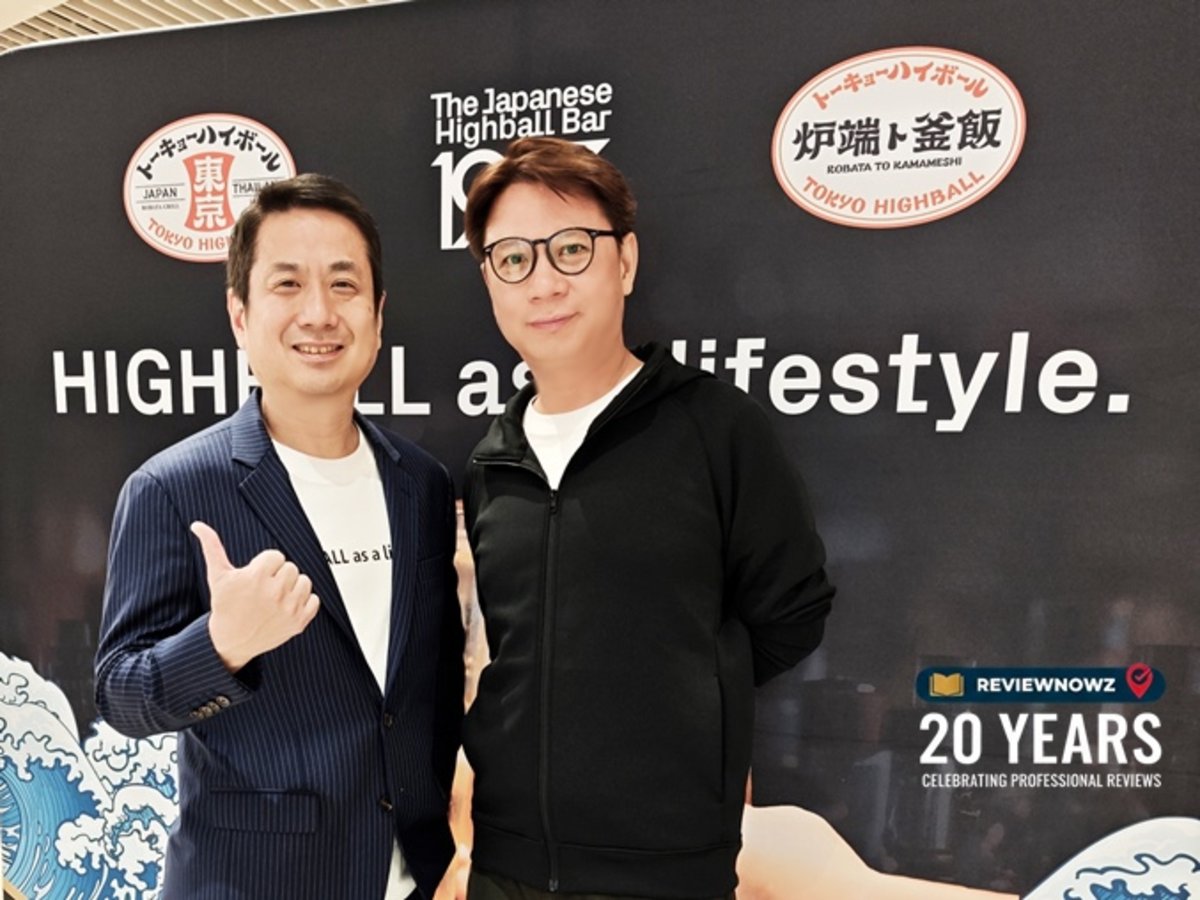 ภาพผู้บริหารร้านอาหารและตัวแทนจาก ReviewNowz ร่วมถ่ายภาพแสดงความยินดีในงาน Grand Opening ร้าน TOKYO HIGHBALL ROBATA TO KAMAMESHI ชั้น 1 โซน Groove centralwOrld บรรยากาศ Modern Izakaya