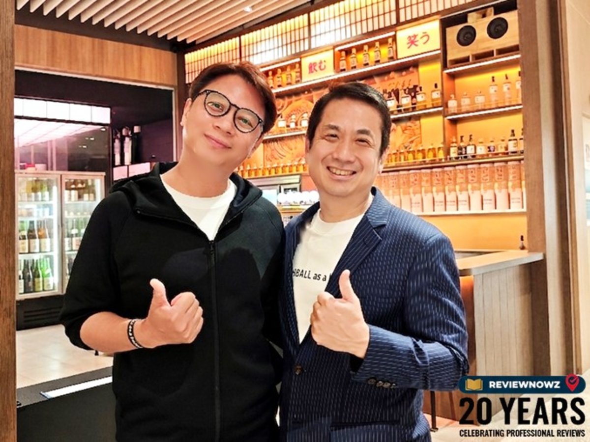 ภาพคุณโด้จาก ReviewNowz ถ่ายภาพร่วมแสดงความยินดีและขอบคุณกับ Mr. Shingo Misawa ผู้บริหารร้านอาหารญี่ปุ่น ในงาน Grand Opening ร้าน TOKYO HIGHBALL ROBATA TO KAMAMESHI โซน Groove centralwOrld บริเวณหน้าบาร์เครื่องดื่มไฮบอลสูตรเฉพาะ