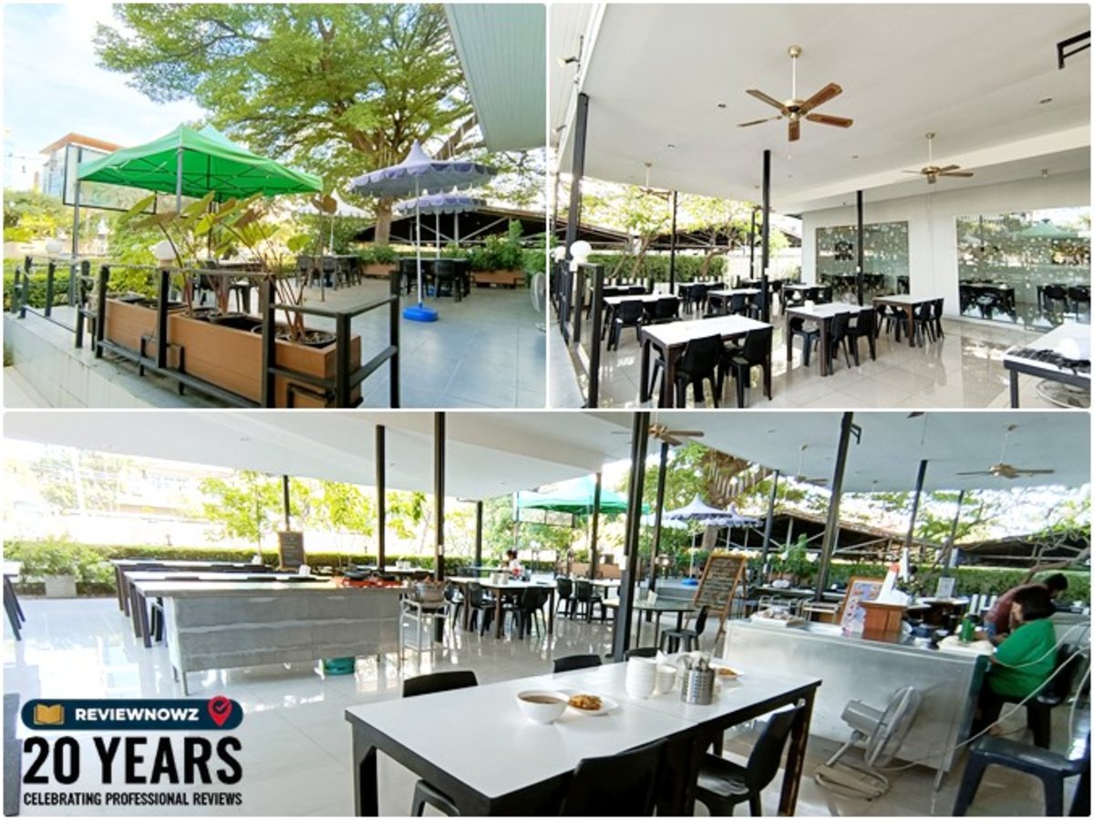 บรรยากาศที่นั่งสไตล์ Open Air กว้างขวางโปร่งสบายใต้ร่มไม้ใหญ่ และการจัดวางโต๊ะอาหารสะอาดเรียบร้อยภายในร้าน โอ๊บ โอ๊บ กบทอดท่ามะกา ซอยรามคำแหง 24 แยก 2