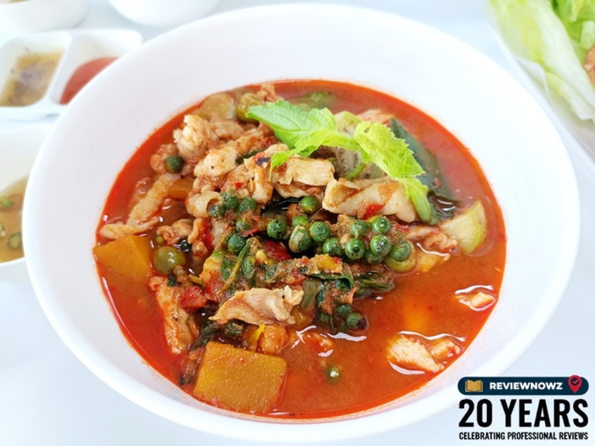 แกงป่าไก่ชามสีขาวน้ำแกงสีแดงเข้มข้นอัดแน่นด้วยเนื้อไก่ พริกไทยอ่อน และสมุนไพรพื้นบ้าน ปริมาณมาตรฐาน ร้าน โอ๊บ โอ๊บ (กบทอดท่ามะกา) รามคำแหง