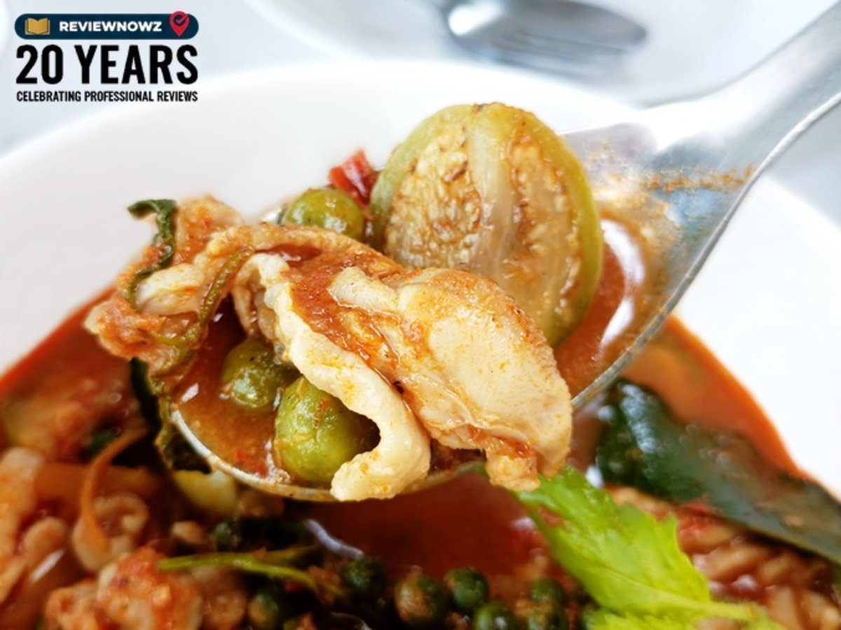 ช้อนตักเนื้อไก่ชิ้นหนานุ่มพร้อมมะเขือเปราะและมะเขือพวงในน้ำแกงป่าสีเข้มข้นจัดจ้าน เมนูแกงป่าไก่ ร้าน โอ๊บ โอ๊บ (กบทอดท่ามะกา) ซอยรามคำแหง 24 แยก 2