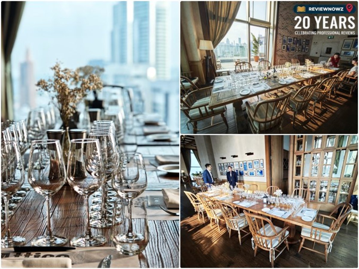 ภาพคอลลาจแสดงบรรยากาศการจัดโต๊ะยาวสำหรับงาน Bordeaux Wine Masterclasses ณ ห้องอาหาร Attico Cucina Italiana ชั้น 28 โรงแรม Radisson Blu Plaza Bangkok รายล้อมด้วยแก้วไวน์คริสตัลทรงสูงจัดเรียงอย่างเป็นระเบียบบนโต๊ะไม้ ท่ามกลางบรรยากาศแสงแดดอุ่นและวิวตึกสูงใจกลางกรุงเทพมหานครภายนอกหน้าต่างกระจกบานใหญ่