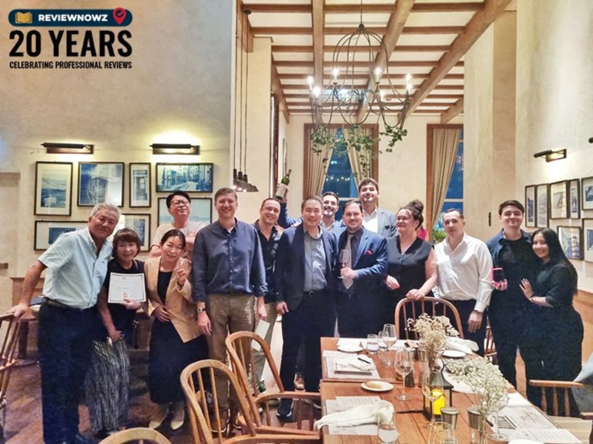 ภาพถ่ายหมู่บรรยากาศความสนุกสนานและเป็นกันเองของผู้เข้าร่วมงาน Bordeaux Wine Masterclasses featuring Vignobles Bernard Magrez ร่วมกับทีมงานยืนโพสท่ารอยยิ้มอบอุ่น ภายในห้องอาหาร Attico Cucina Italiana โรงแรม Radisson Blu Plaza Bangkok