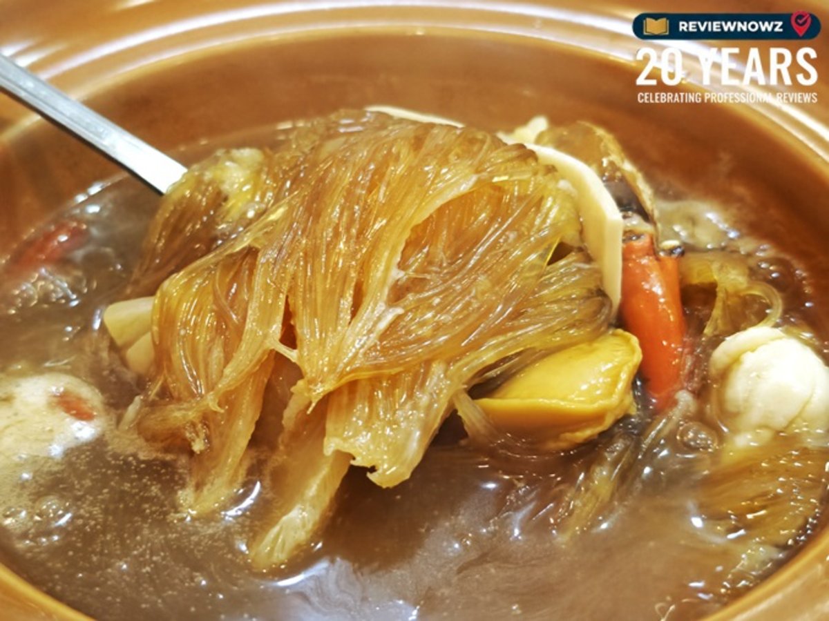 ช้อนตักหูฉลามแผ่นใหญ่หนาเด้งเนื้อแน่น ในหม้อซุปน้ำแดงร้อนๆ ร้านไต๋ตง หูฉลามเลิศรส บางรัก
