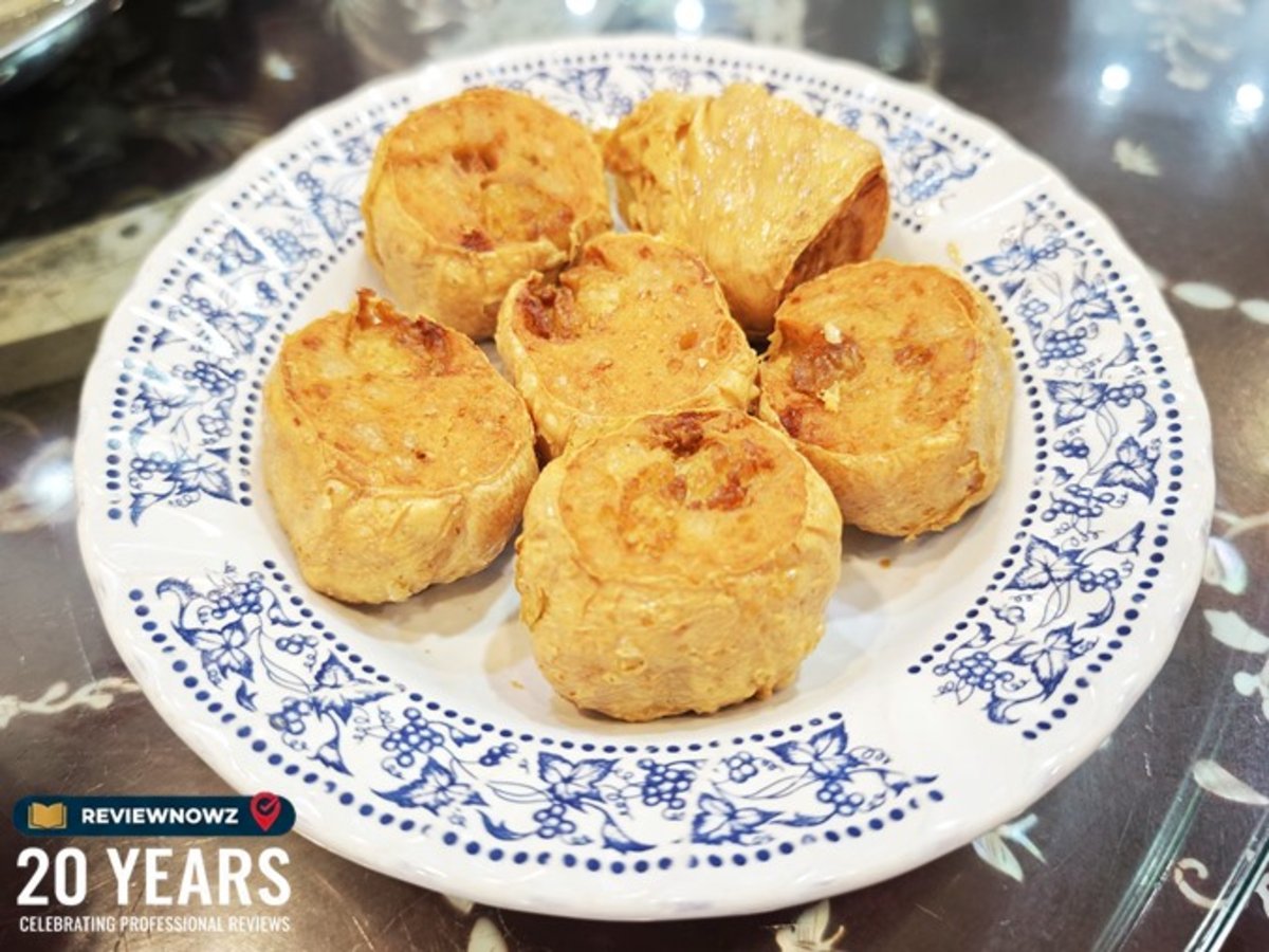 หอยจ้อปูไส้ปูก้อนแน่นผิวนอกกรอบบาง เสิร์ฟร้อนๆ ในจานกระเบื้องลายโบราณ ร้านไต๋ตง หูฉลามเลิศรส บางรัก