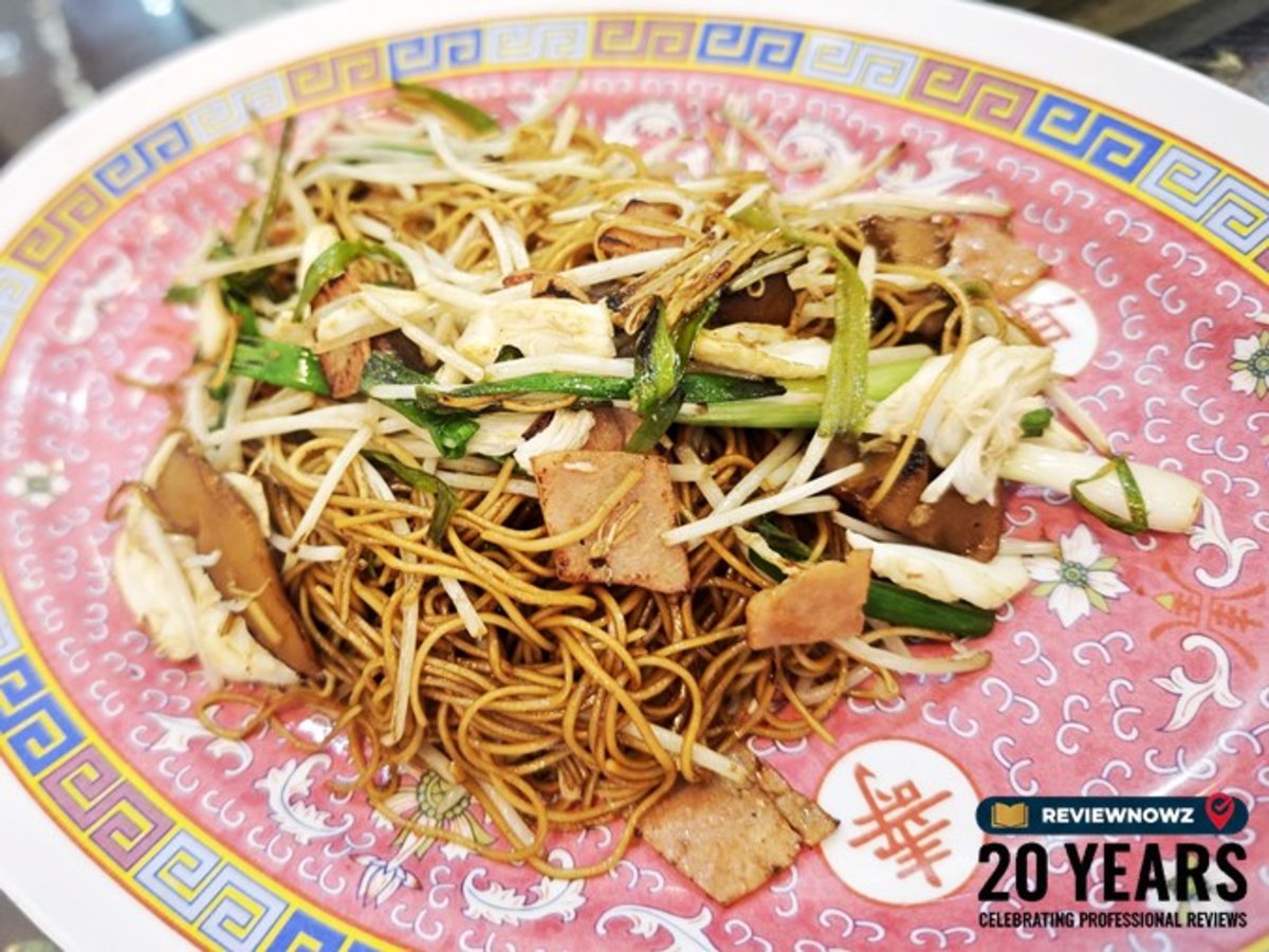หมี่ผัดฮ่องกงเส้นหนึบหนับหอมกลิ่นกระทะ ใส่ถั่วงอกแฮมและเห็ดหอม เสิร์ฟจานลายจีนโบราณ 1 คนทาน ร้านไต๋ตง หูฉลามเลิศรส บางรัก
