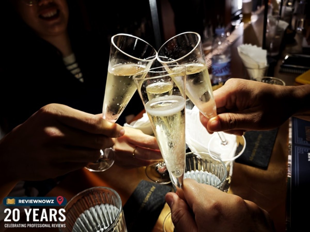 ภาพการชนแก้ว Welcome Drink เครื่องดื่มสปาร์กลิงต้อนรับลูกค้าที่บาร์ Hope & Sesame (庙前冰室) Guangzhou ReviewNowz