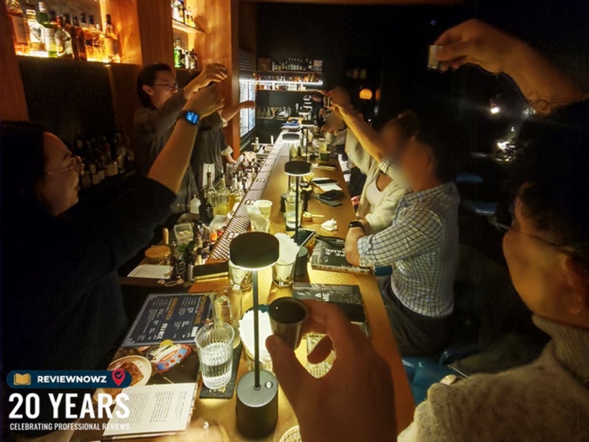 บรรยากาศลูกค้าร่วมกันยกแก้วชน Complimentary Shots ส่งท้ายรอบร่วมกับบาร์เทนเดอร์หน้าเคาน์เตอร์บาร์ Hope & Sesame (庙前冰室) Guangzhou ReviewNowz