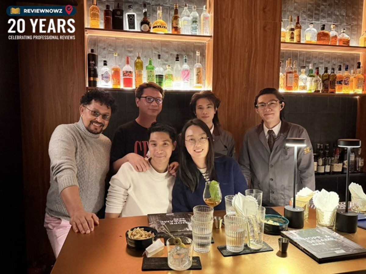 ภาพถ่ายร่วมกันระหว่างผู้ใช้บริการ ทีมบาร์เทนเดอร์ และผู้จัดการร้านหน้าเคาน์เตอร์บาร์ Hope & Sesame (庙前冰室) Guangzhou ReviewNowz