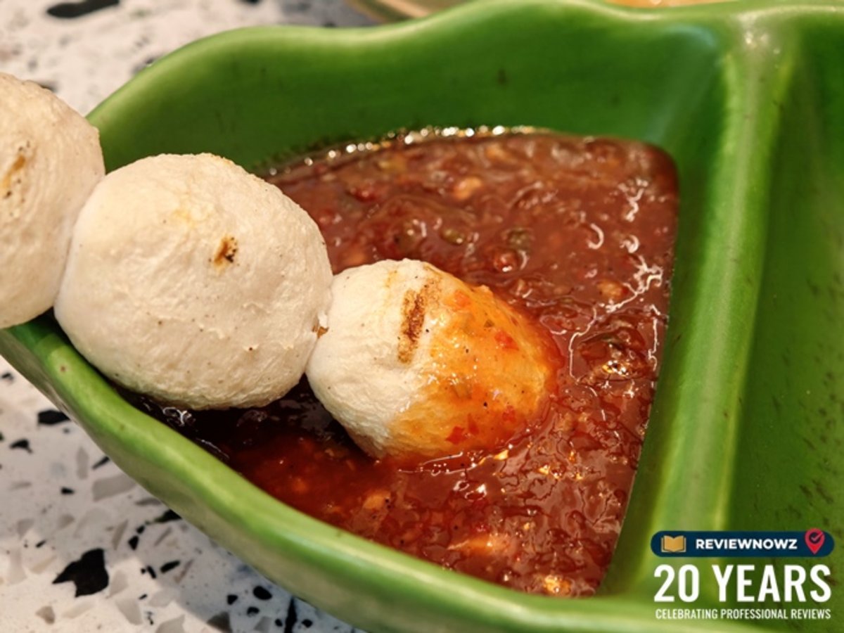 ลูกชิ้นหมูปิ้งขนาดพอดีคำจุ่มในน้ำจิ้มลูกชิ้นรสเข้มข้น ร้านก๋วยเตี๋ยวเรือทองสมิทธ์ สาขาพาร์คสีลม ReviewNowz