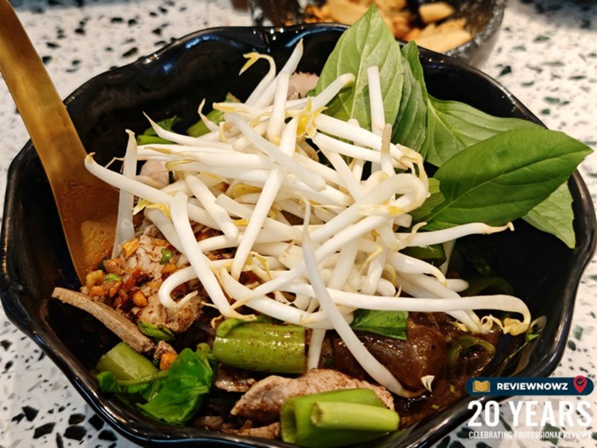 บะหมี่น้ำตกเนื้อตุ๋นเครื่องในใส่ถั่วงอกสดและใบโหระพาเต็มชาม ร้านก๋วยเตี๋ยวเรือทองสมิทธ์ สาขาพาร์คสีลม ReviewNowz