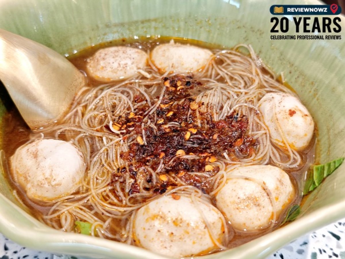 เส้นหมี่น้ำตกลูกชิ้นหมูเรียงรอบชามเซรามิกสีเขียวโรยพริกผัดน้ำมัน ร้านก๋วยเตี๋ยวเรือทองสมิทธ์ สาขาพาร์คสีลม ReviewNowz
